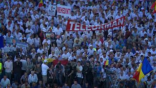 Romania, in 100mila a Bucarest contro gli "abusi dell'anticorruzione"