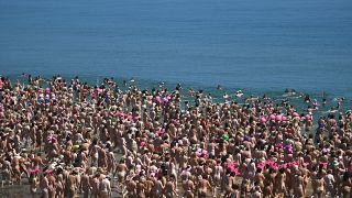 أكثر من 2500 امرأة تدخلن موسوعة غينيس للأرقام القياسية للسباحة العارية في أيرلندا