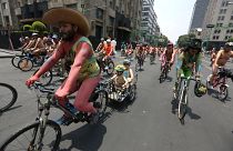 Città del Messico, centinaia di ciclisti nudi contro l'inquinamento