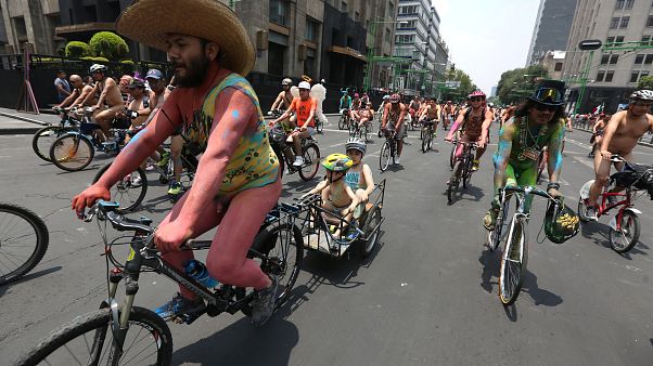 Città del Messico, centinaia di ciclisti nudi contro l'inquinamento Città del Messico, centinaia di ciclisti nudi contro l'inquinamento