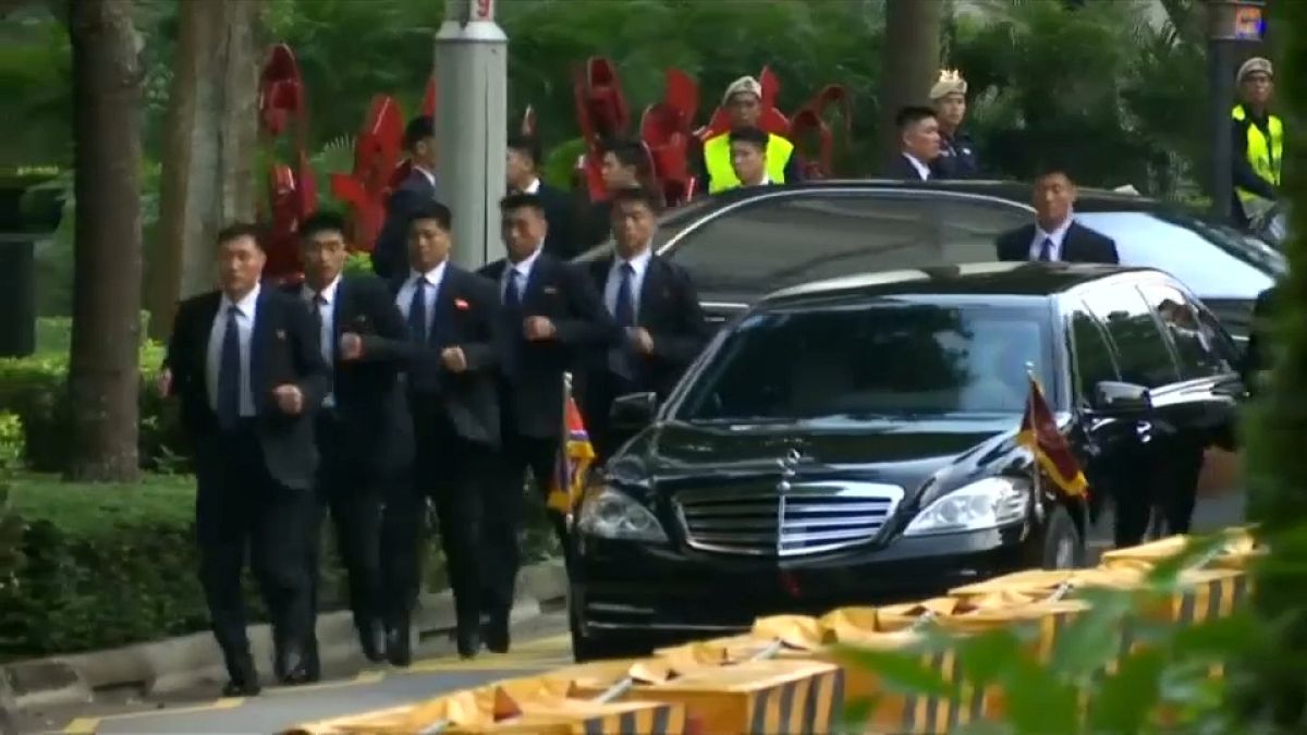 شاهد: حراس كيم جونغ أون يهرولون مجددا وراء الزعيم في سنغافورة