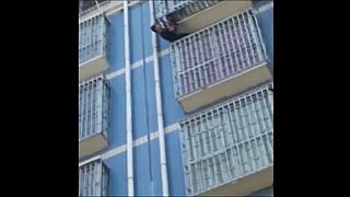 شاهد: "سبيدرمان" يظهر في الصين وينقذ طفلا من الطابق الخامس