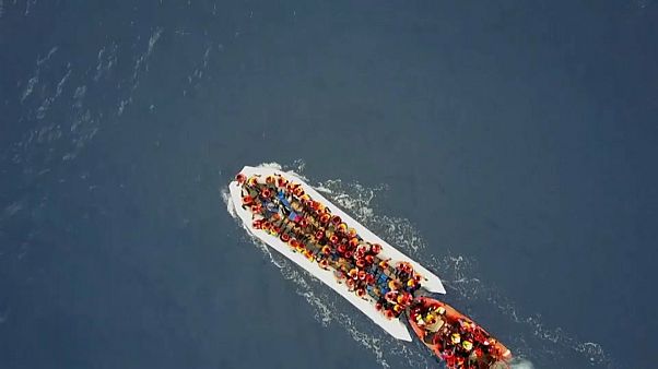 Mais de 600 migrantes à espera de decisão de Itália ou Malta para desembarcar Mais de 600 migrantes à espera de decisão de Itália ou Malta para desembarcar