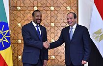 الرئيس المصري عبد الفتاح السيسي  يصافح رئيس الوزراء الاثيوبي أبي أحمد