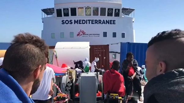 Nave Aquarius, 600 migranti ancora in attesa dell'ok da Italia o Malta Nave Aquarius, 600 migranti ancora in attesa dell'ok da Italia o Malta