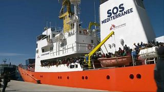 600 migrantes aguardam desembarque