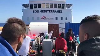 Nem engedik kikötni a menekülthajót