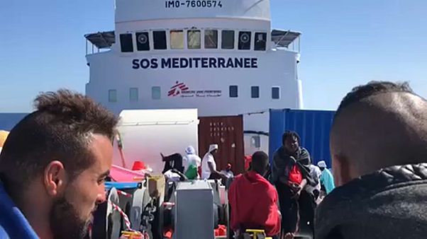 Судно с сотнями мигрантов в поисках причала Судно с сотнями мигрантов в поисках причала