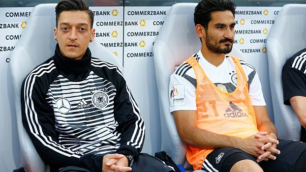 Merkel'den Mesut Özil ve İlkay Gündoğan'a destek Merkel'den Mesut Özil ve İlkay Gündoğan'a destek