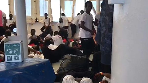 إيطاليا تدعو إلى غلق موانئها أمام سفن تقلّ مهاجرين غير شرعيين إيطاليا تدعو إلى غلق موانئها أمام سفن تقلّ مهاجرين غير شرعيين