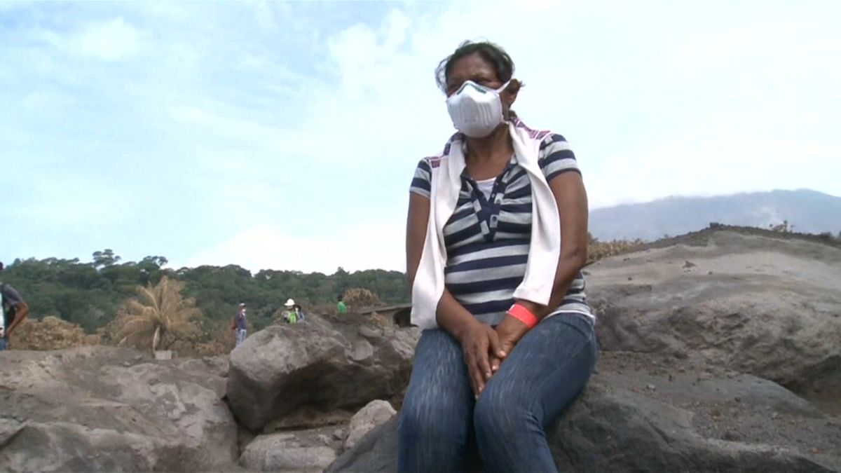 Sobreviventes da erupção procuram familiares desaparecidos