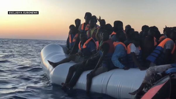 Sull'Aquarius: il salvataggio e poi l'attesa di un porto Sull'Aquarius: il salvataggio e poi l'attesa di un porto