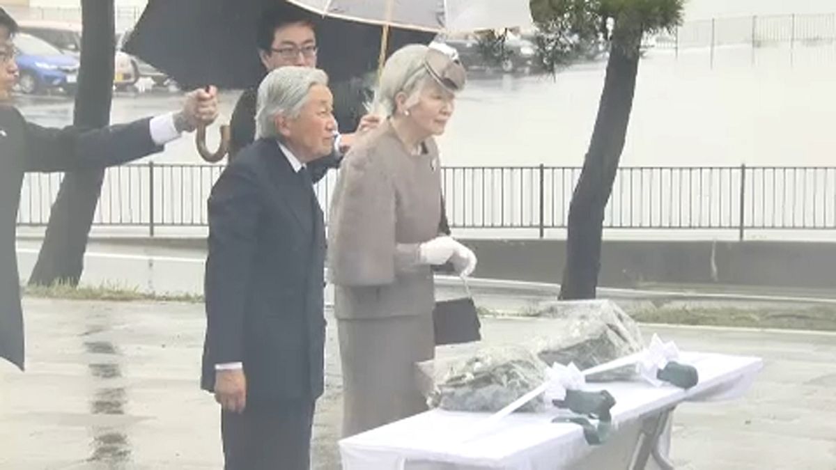 A fukusimai áldozatok emléke előtt tisztelgett a japán császár