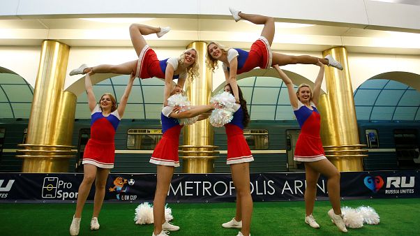 Cheerleader bei einem Freundschaftsspiel in der St. Petersburger Metro Cheerleader bei einem Freundschaftsspiel in der St. Petersburger Metro