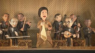 El homenaje de un teatro de marionetas a la reina de la música árabe, Umm Kalzum