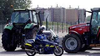 Des agriculteurs français bloquent des dépôts de carburant