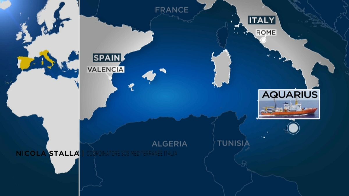 Aquarius: Spagna troppo lontana, la nave fa rotta verso l'Italia