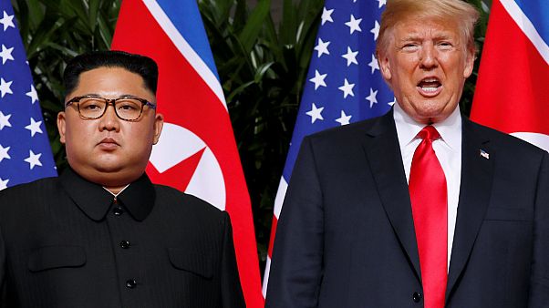 NO COMMENT: Singapur'daki Trump-Kim zirvesinde tarihi el sıkışma anı NO COMMENT: Singapur'daki Trump-Kim zirvesinde tarihi el sıkışma anı