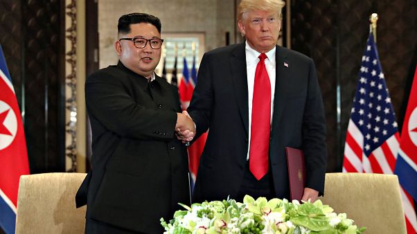 Trump-Kim, stretta di mano storica a Singapore: "Via a denuclearizzazione" Trump-Kim, stretta di mano storica a Singapore: "Via a denuclearizzazione"