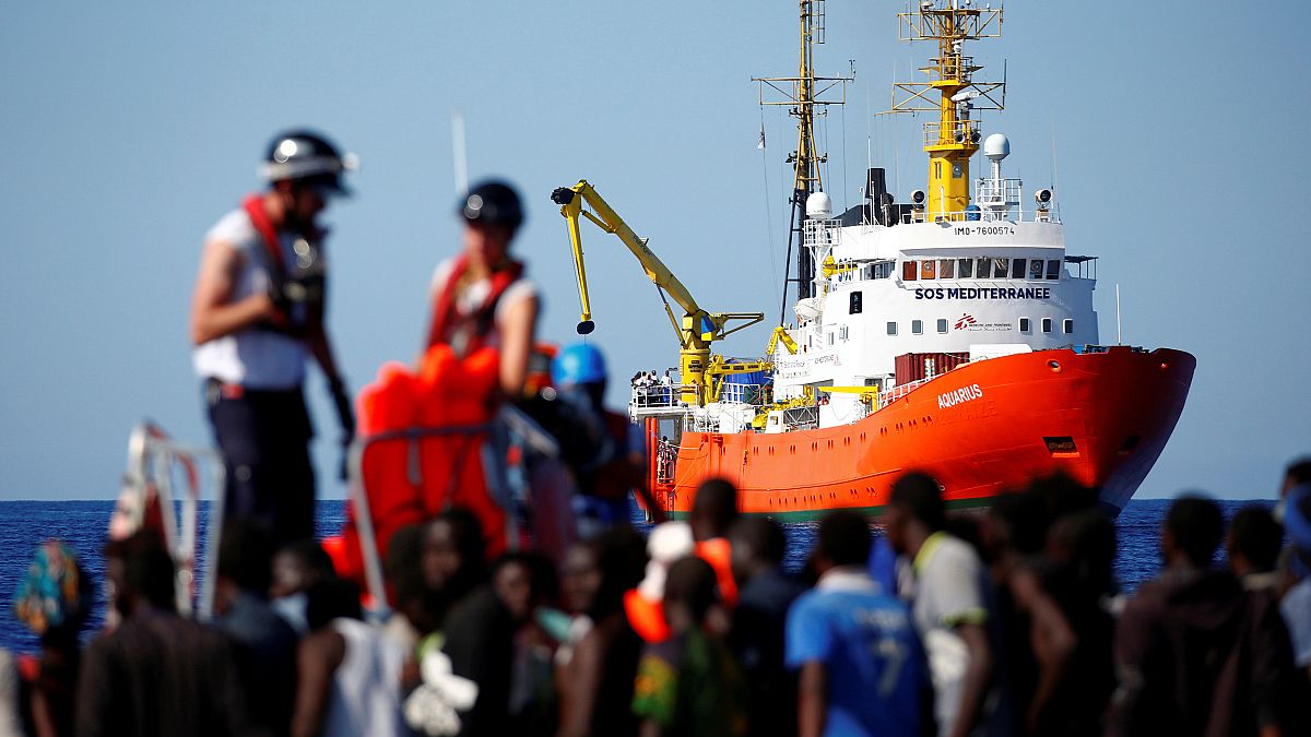 Barcos italianos llevarán a España a 500 personas del Aquarius y escoltarán a dicho buque 