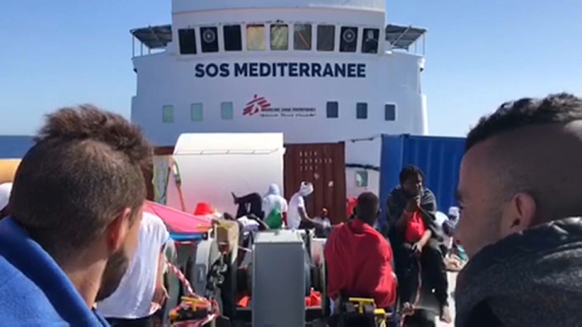 Akdeniz'de göçmenleri  taşıyan gemi İspanya'ya dümen kırdı