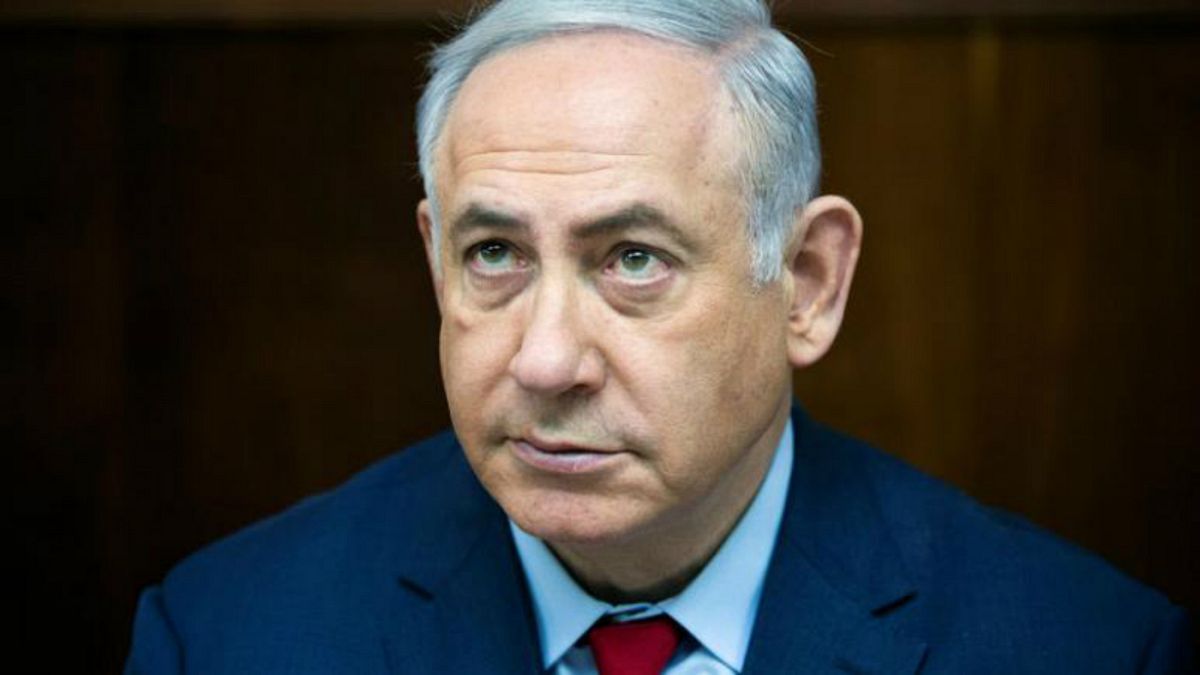 الشرطة الإسرائيلية تستجوب نتنياهو حول قضية فساد ومحتجون يطالبونه بالاستقالة