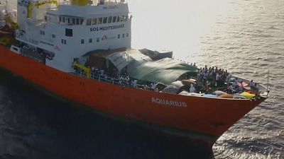 شاهد: سفينة "أكواريوس" تطمح لنقل بعض المهاجرين إلى سفن إيطالية  