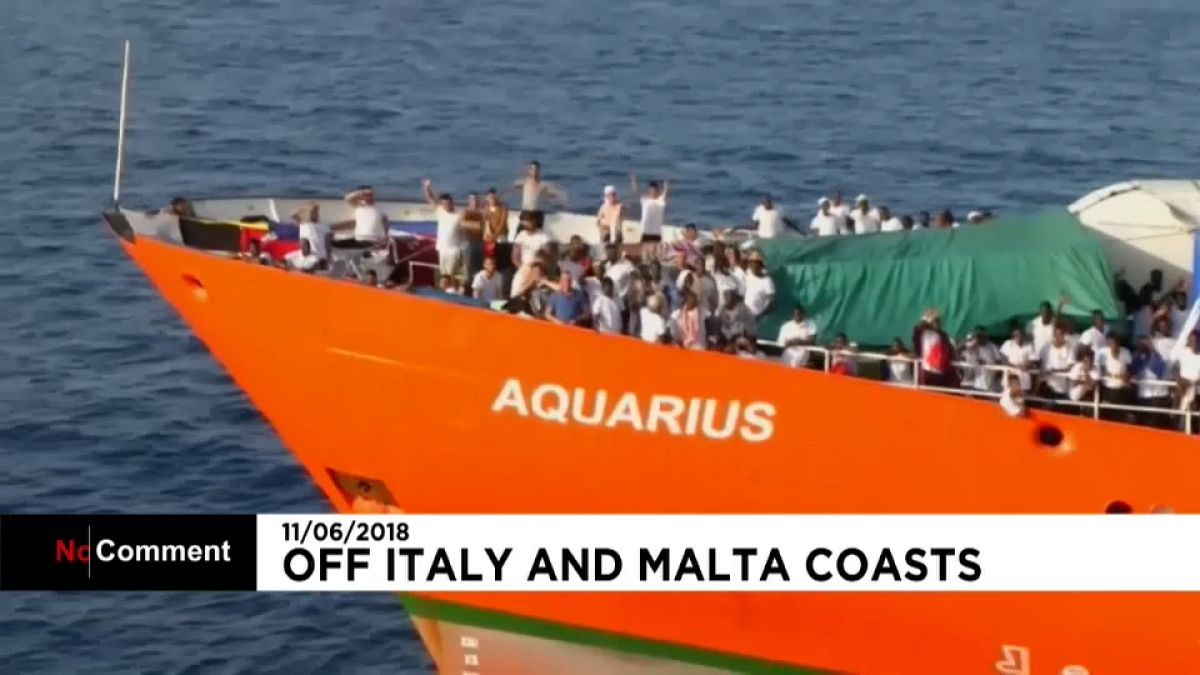 Aquarius: Alguns migrantes estão a ser transferidos para navios mais pequenos