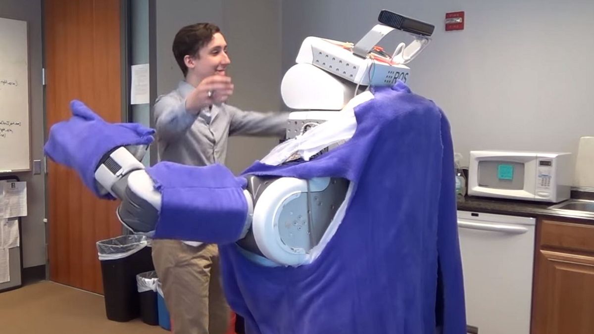 روباتی که آغوش خود را به روی انسانها باز می کند