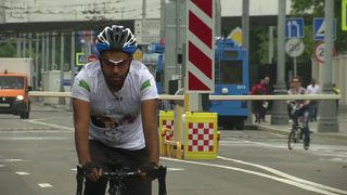 سعودي يقود دراجته من الرياض إلى موسكو لتشجيع بلاده بالمونديال