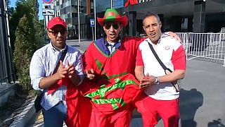 شاهد: مشجعو المنتخب المغربي يرحبون بأسود الأطلس في مدينة فورونج الروسية