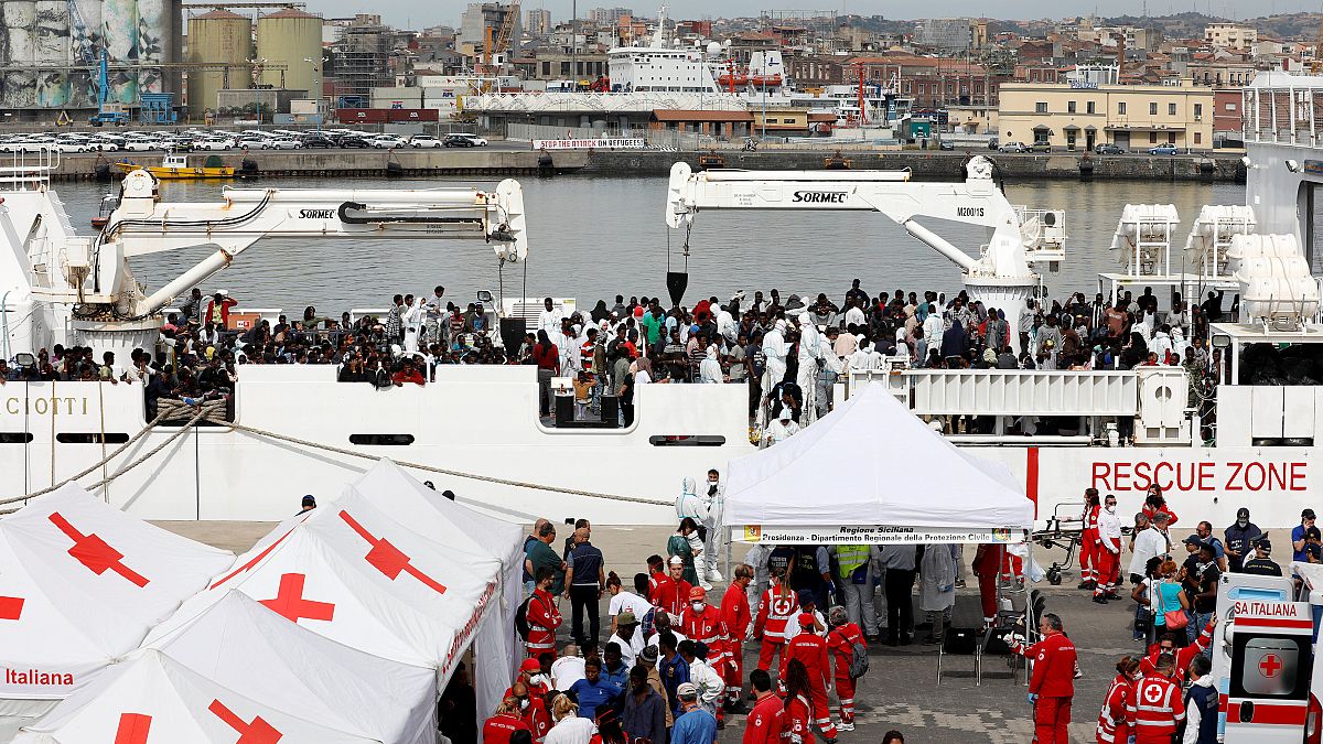 Catania, 900 migranti sbarcano da nave Guardia costiera