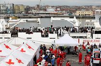 Catania, 900 migranti sbarcano da nave Guardia costiera