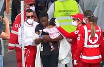 Στην Κατάνια εκατοντάδες μετανάστες με σκάφος της ιταλικής ακτοφυλακής