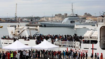 Egy másik, csaknem ezer menekültet szállító hajót beengedtek az olaszok