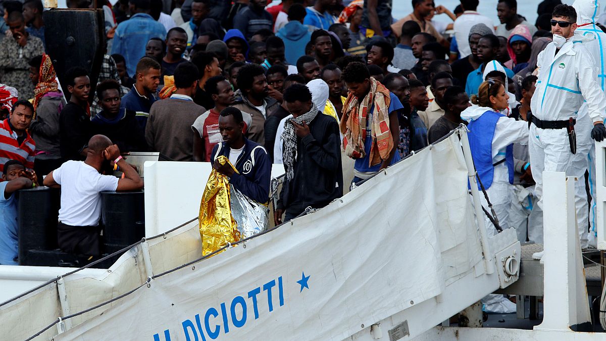 Новая группа мигрантов доставлена на Сицилию