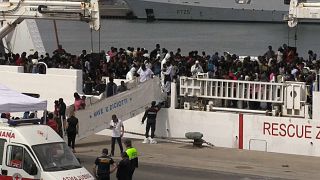 Barco com migrantes atraca no porto de Catânia