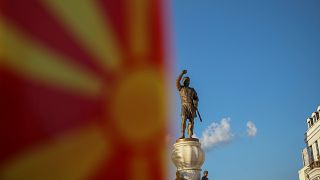 پرچم مقدونیه در کنار مجسمه جنگجوی مقدونیه