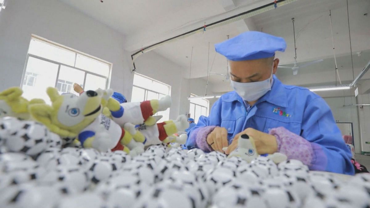 تولید میلیون‌ها عروسک یادگاری جام جهانی روسیه در چین