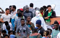932 migrantes desembarcam em Itália