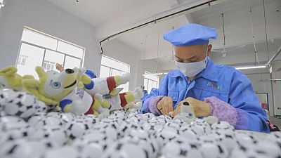 شركة صينية تنجح في تصنيع الملايين من دمى تميمة كأس العالم 2018
