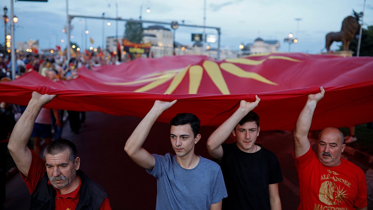 Makedonya ile Yunanistan'ın isim anlaşması iki ülkede kriz yarattı
