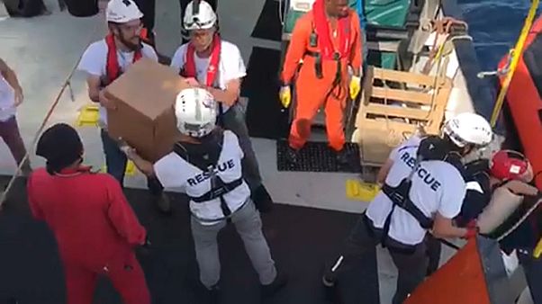 629 migrantes enfrentam longa viagem com pão e fruta 629 migrantes enfrentam longa viagem com pão e fruta