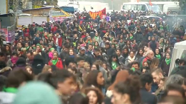 وسط جدل شعبي برلمان الأرجنتين يصوت على تشريع يقنّن الإجهاض وسط جدل شعبي برلمان الأرجنتين يصوت على تشريع يقنّن الإجهاض
