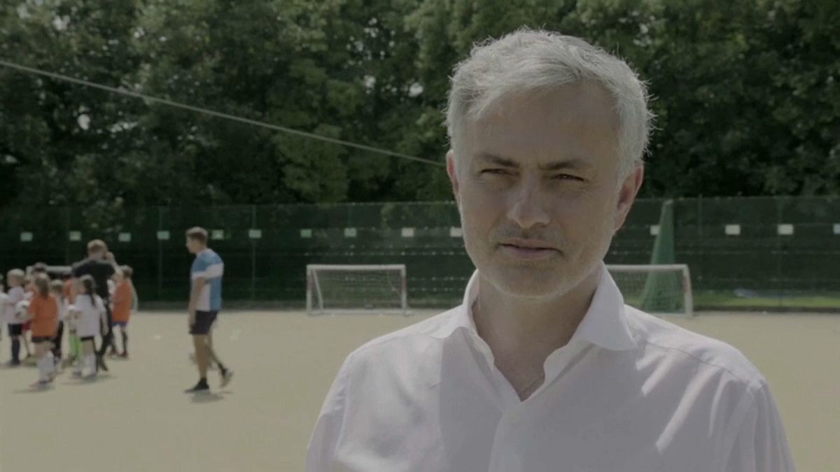 José Mourinho volta à escola antes de rumar ao Mundial