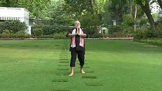 شاهد: رئيس وزراء الهند يتريض ويصلي لبوذا  في حديقة قصره