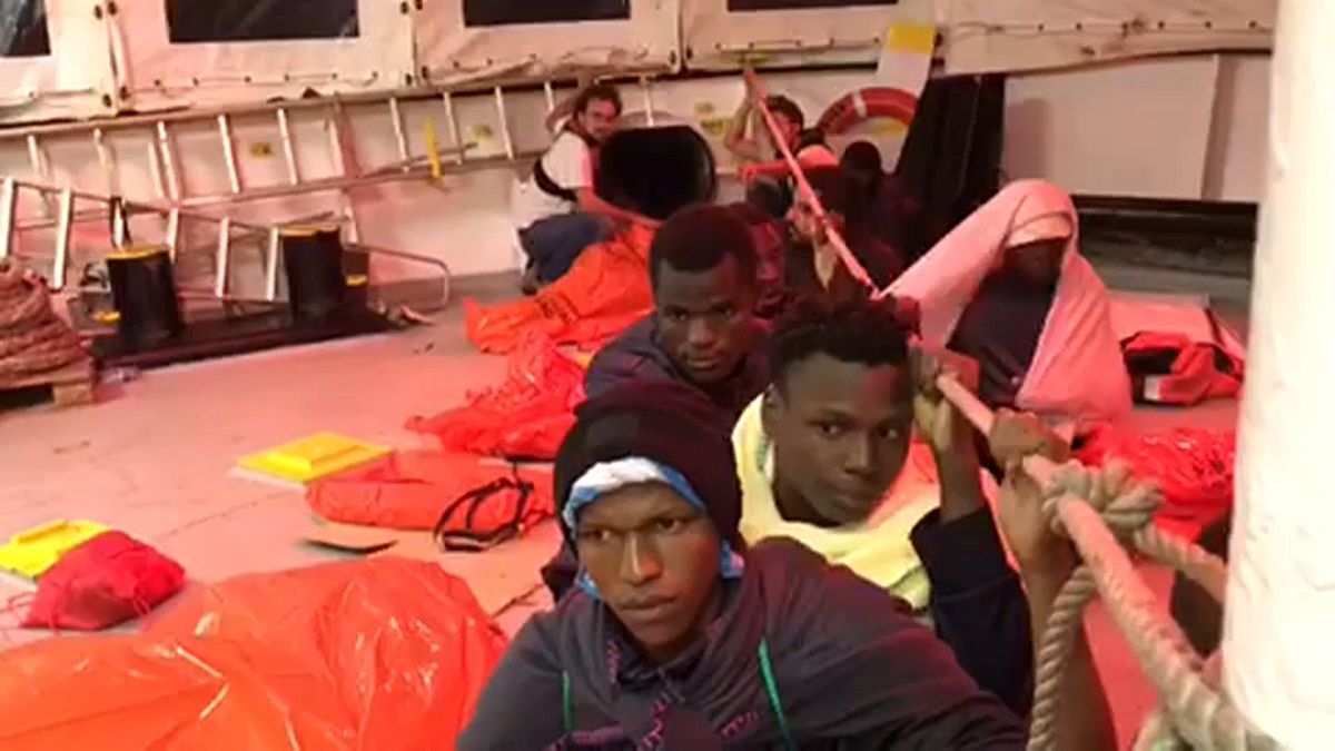 Unterwegs nach Spanien - Flüchtlingsschiff Aquarius in schwerer See