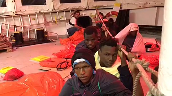 Unterwegs nach Spanien - Flüchtlingsschiff Aquarius in schwerer See Unterwegs nach Spanien - Flüchtlingsschiff Aquarius in schwerer See