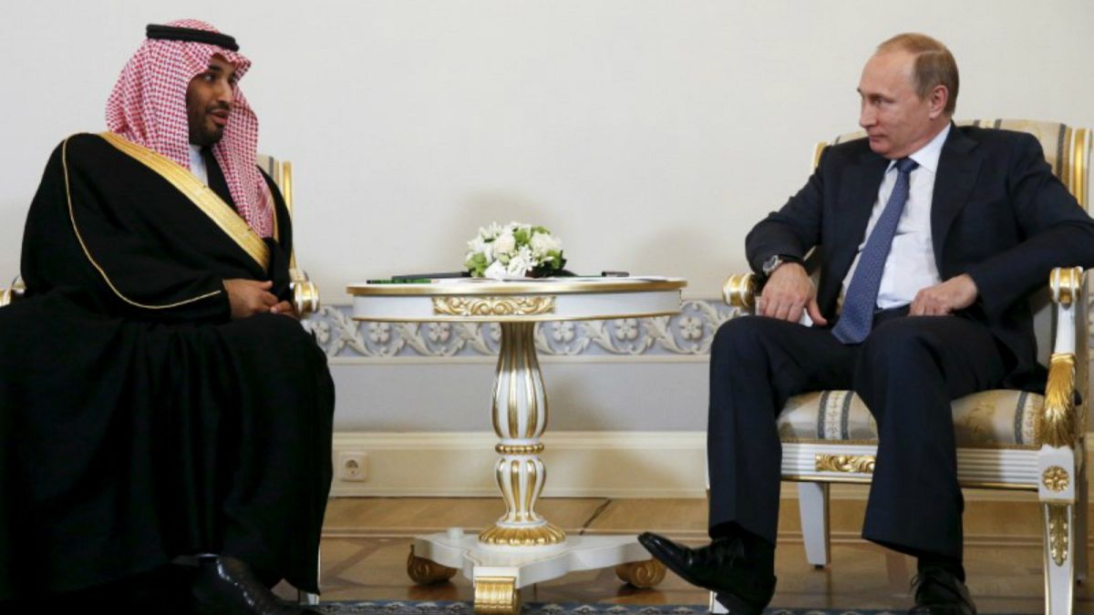 ولي العهد السعودي يلتقي بوتين ويوقع على الكرة التذكارية للمونديال 