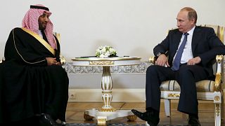 ولي العهد السعودي يلتقي بوتين ويوقع على الكرة التذكارية للمونديال
